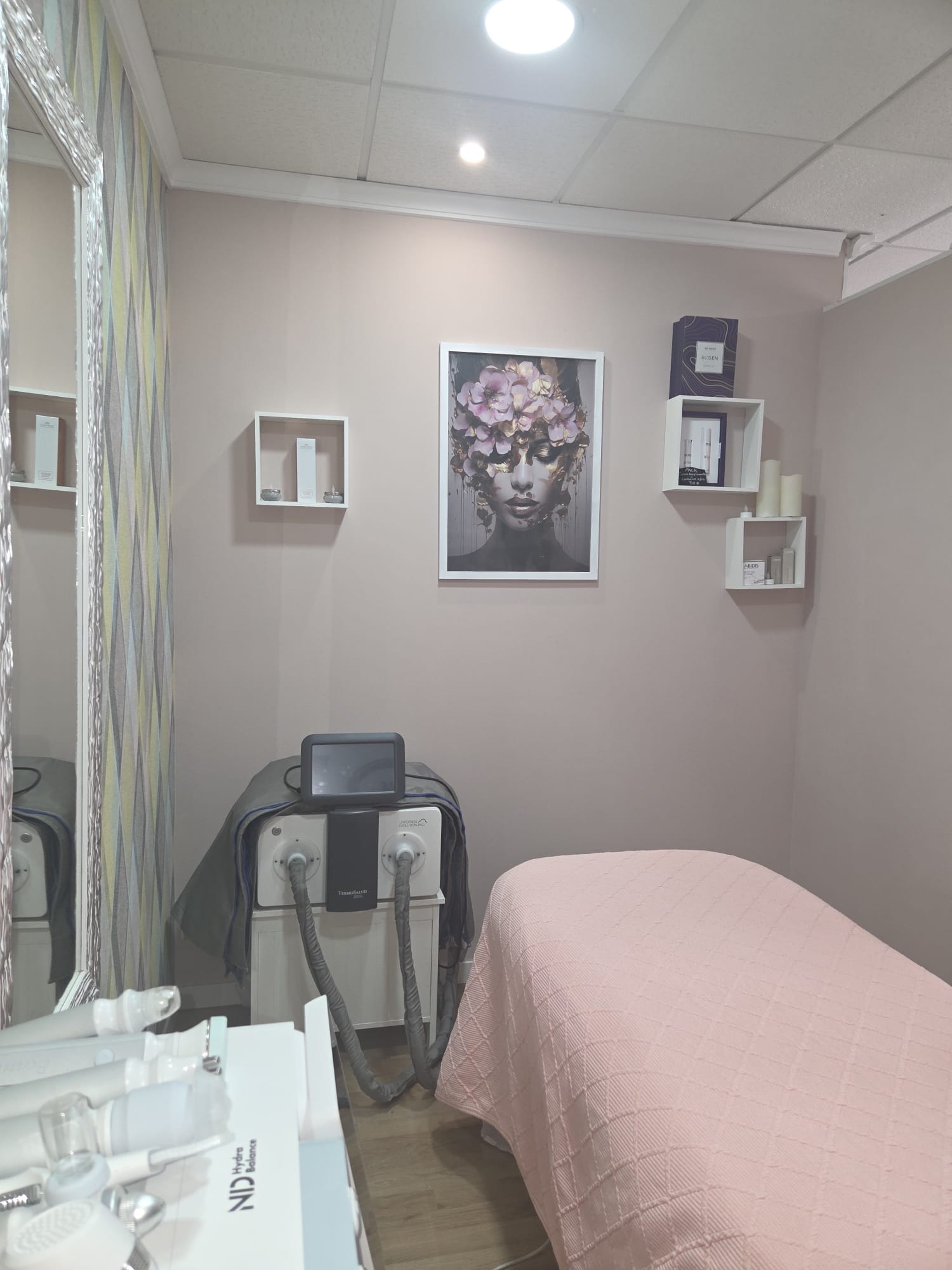 Interior de la cabina de tratamientos con productos profesionales