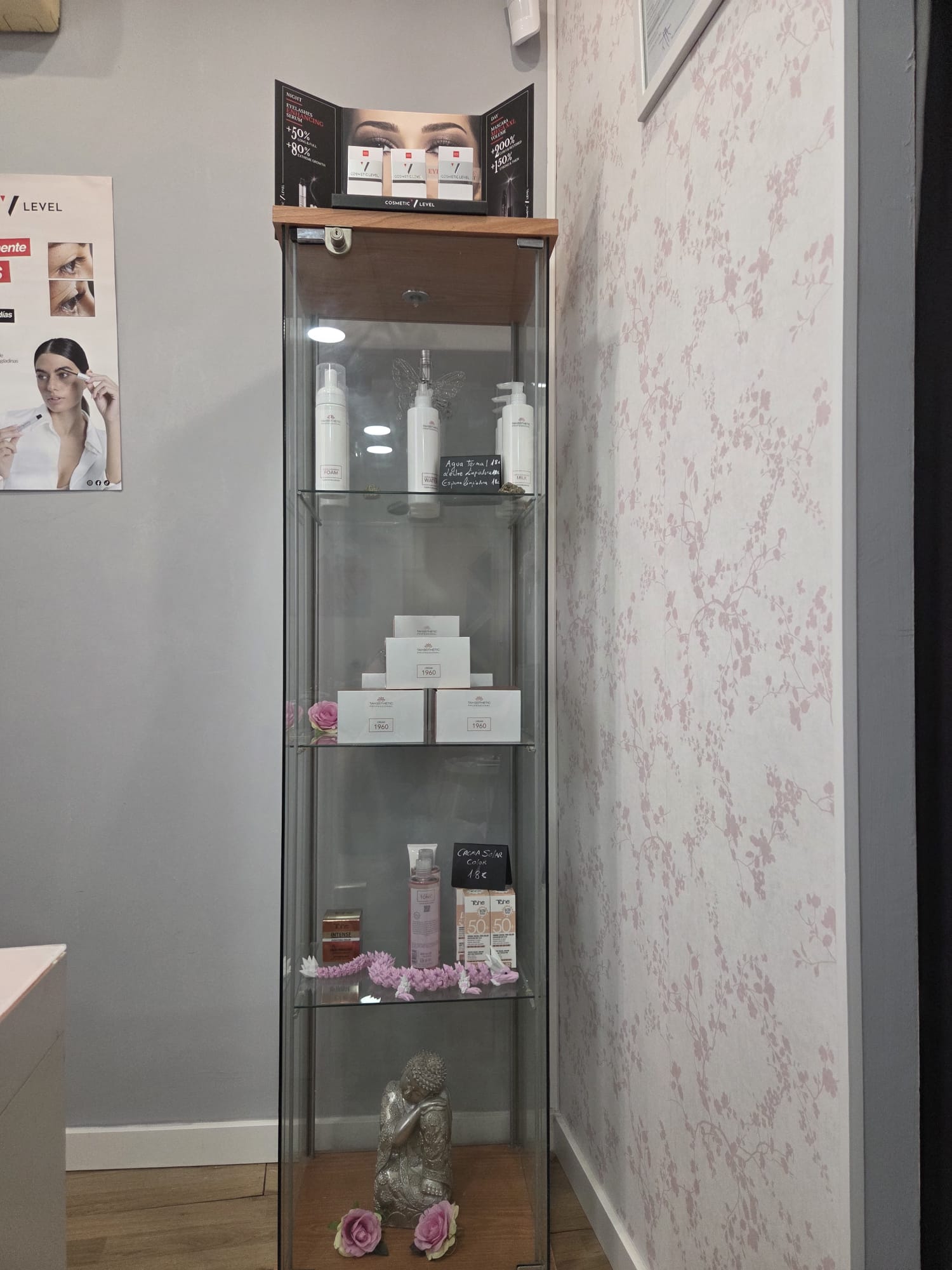 Cabina de tratamientos estéticos con ambiente rosa relajante