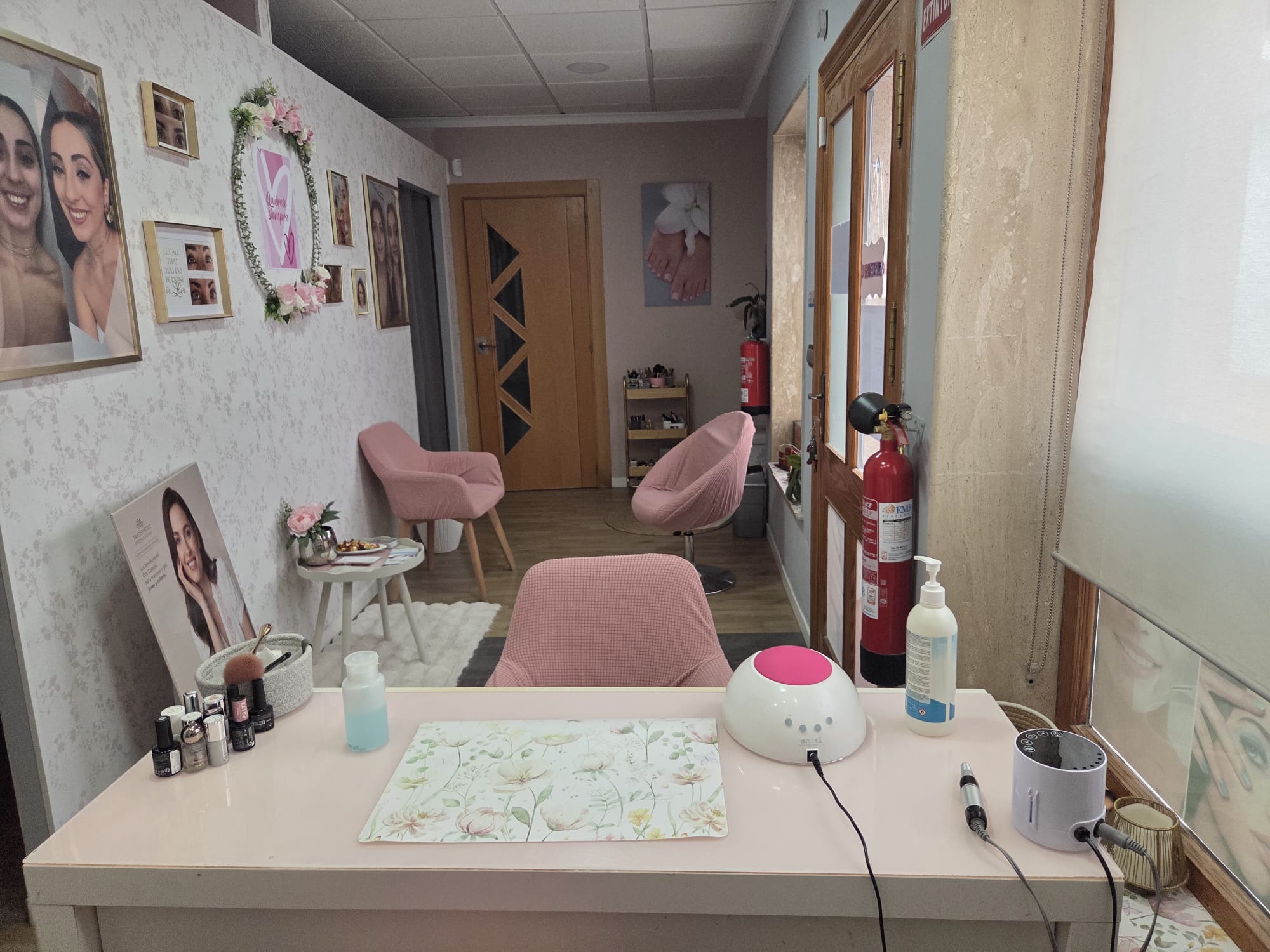 Segunda cabina de tratamientos con decoración artística