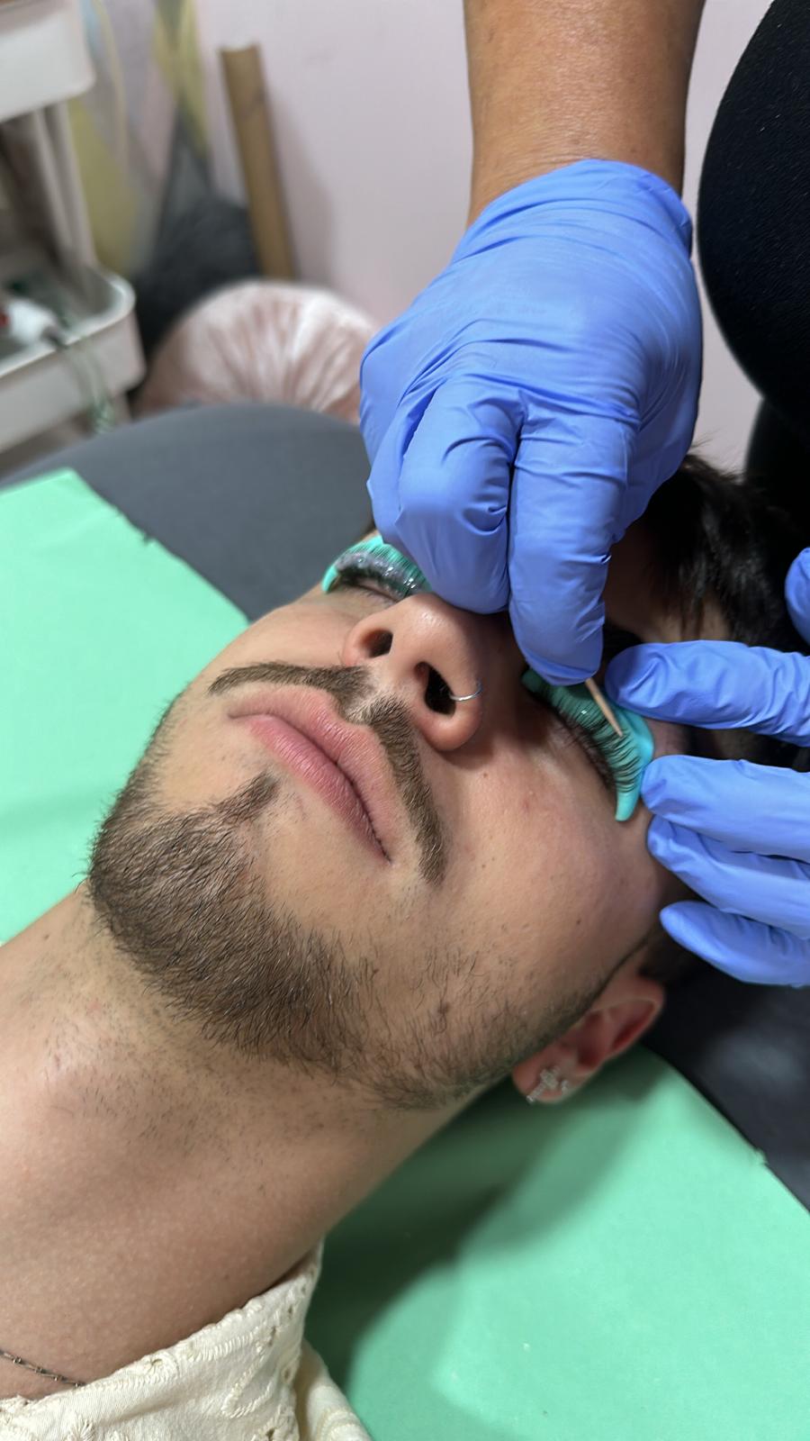 Tratamiento de pestañas en proceso en centro de belleza